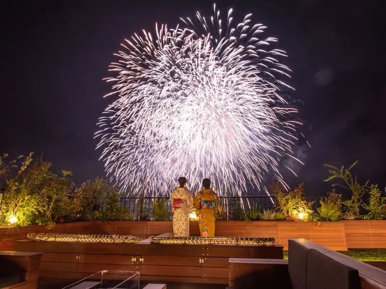 【施設外観】花火大会の日には、施設目の前から打ちあがる花火を間近にご覧いただくことができます