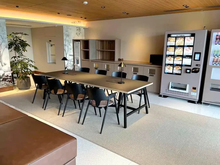 【２階フリースペース】小腹が空いたときに活用できる「ど冷えもん」もございます