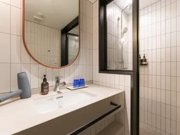 【ハリウッドツインルーム】洗面化粧台、シャワーブース