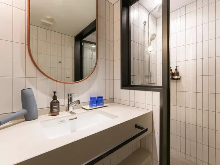 【ハリウッドツインルーム】洗面化粧台、シャワーブース