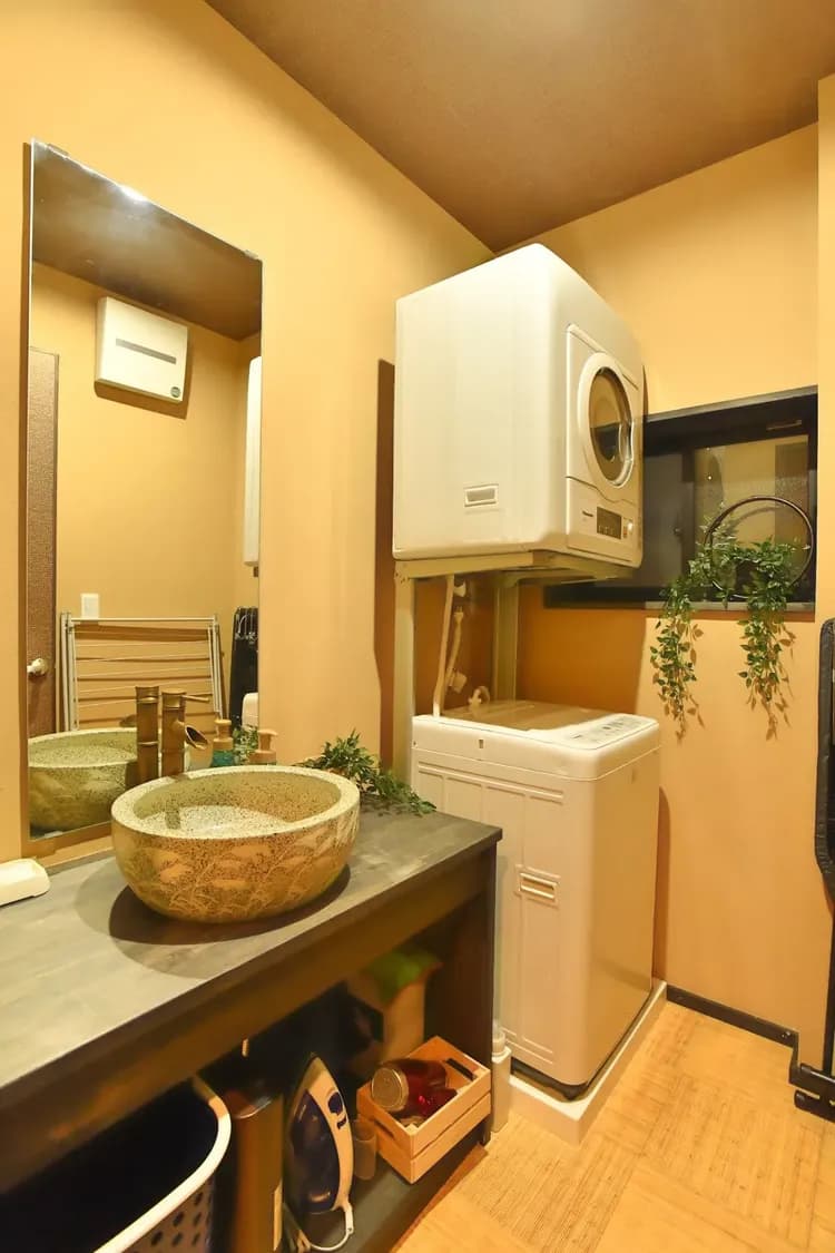 脫衣所內設有洗衣機、烘衣機、吹風機、暖爐、熨斗及熨衣板、洼藻土地墊等