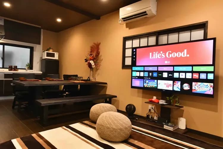 1樓客廳旁就是飯廳，設有原木6人餐桌組