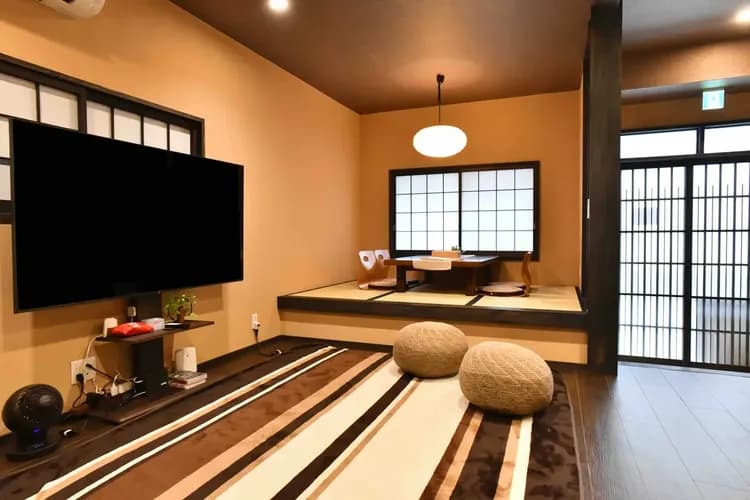 1樓客廳附有和式塌塌米休閒區，全新65吋大電視能收看Netflix