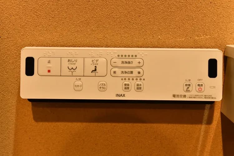 1樓衛生間設有帶洗手設備、溫水洗淨及溫暖馬桶坐墊的免治馬桶