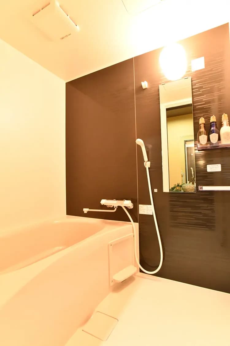 浴室提供有標準浴缸及淋浴設備