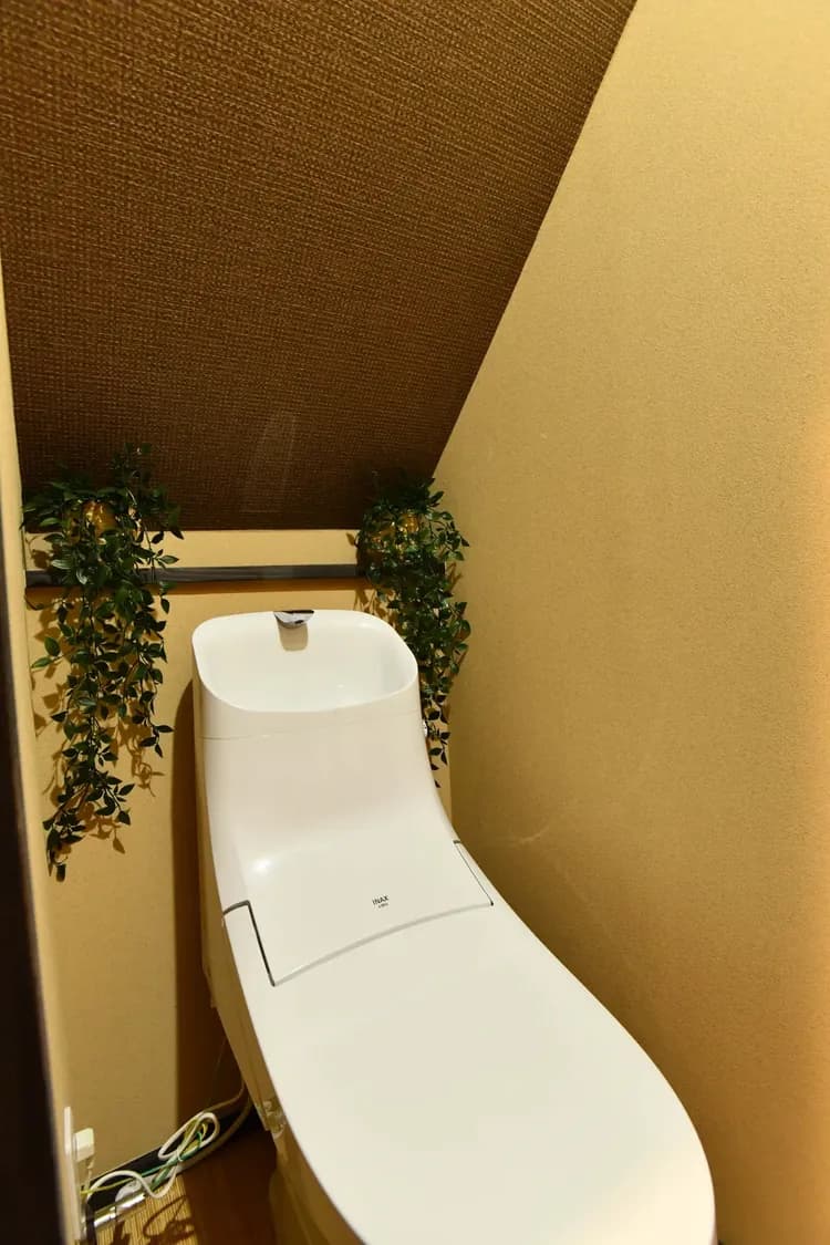 1樓衛生間設有帶洗手設備、溫水洗淨及溫暖馬桶坐墊的免治馬桶