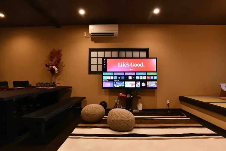 1樓客廳附有和式塌塌米休閒區，全新65吋大電視能收看Netflix