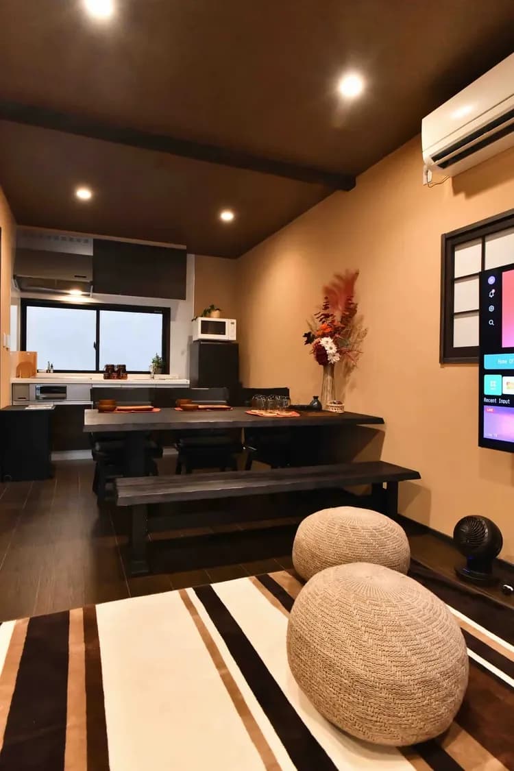 1樓客廳旁就是飯廳，設有原木6人餐桌組