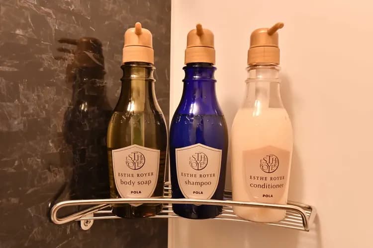 提供 POLA 的沐浴乳、洗髮精及潤髮乳
