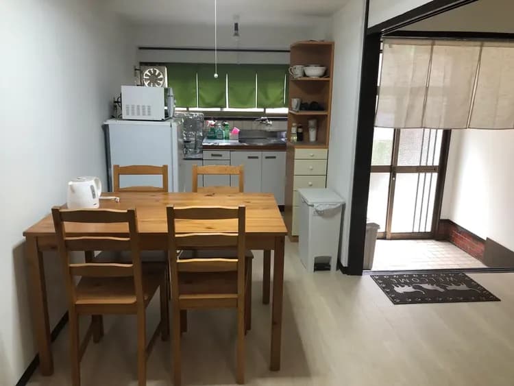 餐廳廚房（微波爐，冰箱，電磁爐，熱水爐）