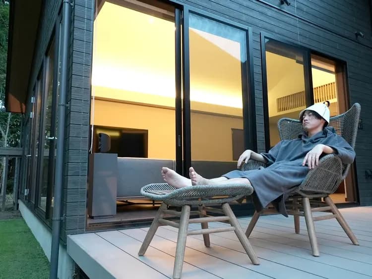 【D01（外気浴デッキ）】広々とした外気浴スペース。森林に囲まれリラックスタイムを