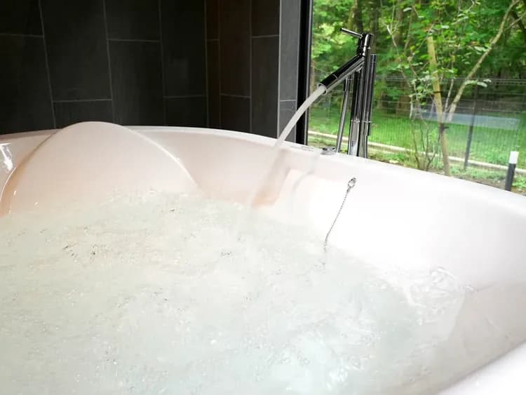 【D01（バスルーム）】気泡が体のコリや疲れを癒し、リラックス効果を高めます