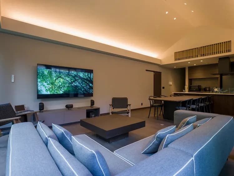 【D01（リビングダイニング）】143㎡の広々とした客室。360度高性能スピーカーを完備。