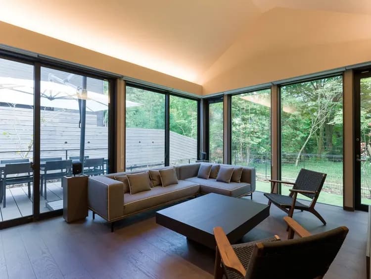 【D01（リビングダイニング）】2面に大きな窓があるため自然との一体感にあふれたお部屋です