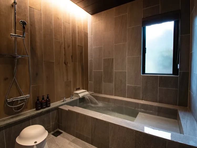 【D01（バスルーム）】ジャグジーとは別に温泉を楽しめるお風呂も完備