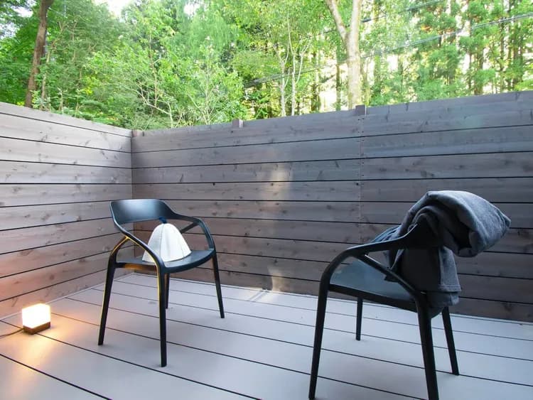 【D01（外気浴デッキ）】浴室に隣接した外気浴スペースで、特別な森林体験をお楽しみください