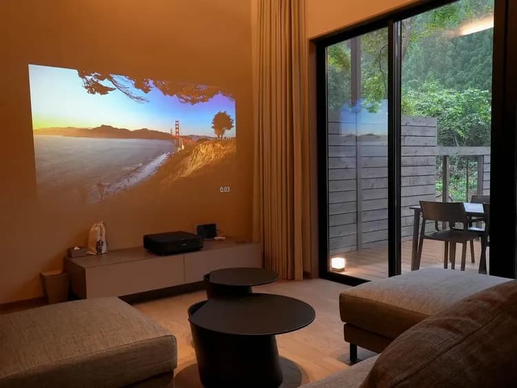 【A09,10（リビング）】プロジェクターを完備。迫力のある映像をお楽しみください