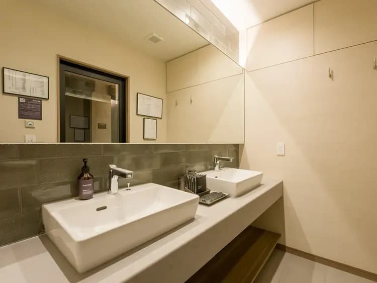 【C01~07（洗面所）】独立洗面台を2台ご用意。グループ利用でも快適です。