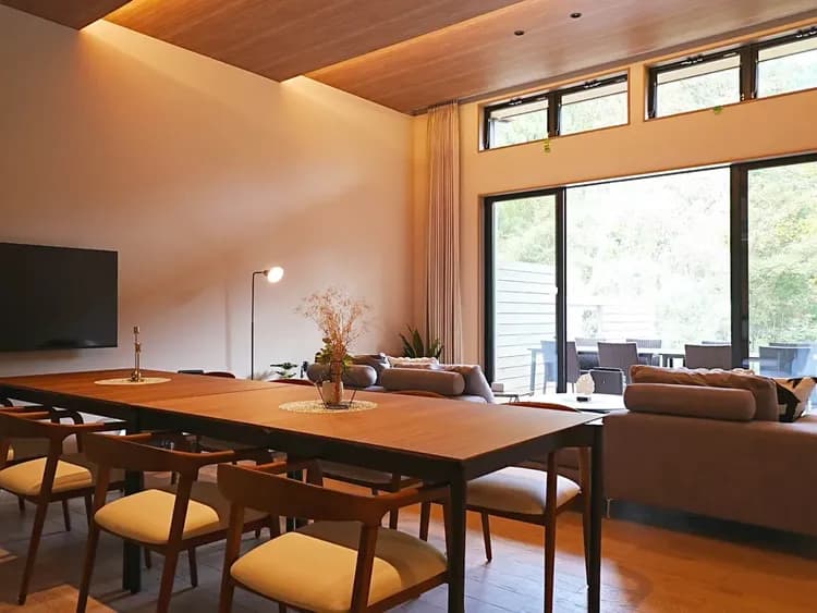 【A08（アルモニア／リビングダイニング】木の風合いを大切にした開放的な空間です