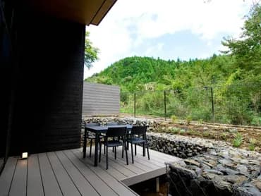 【B01 （テラス）】日光の豊かな自然を臨む屋外テラス。外気浴スペースとしてもご利用頂けます