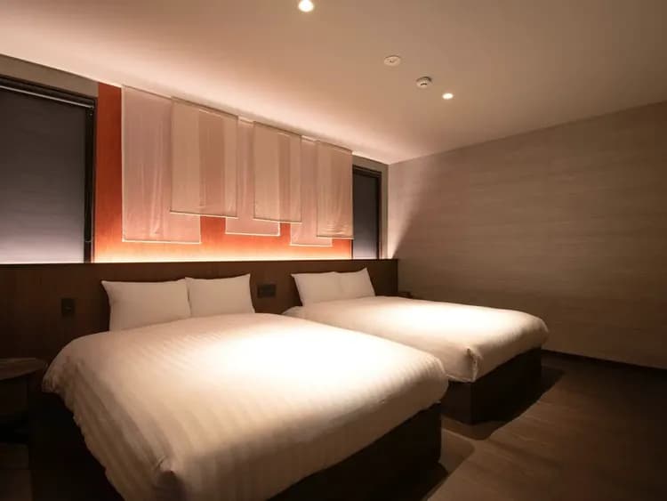 【B01,02 （ベッドルーム）】落ち着いた雰囲気の寝室。ダブルベッドを完備