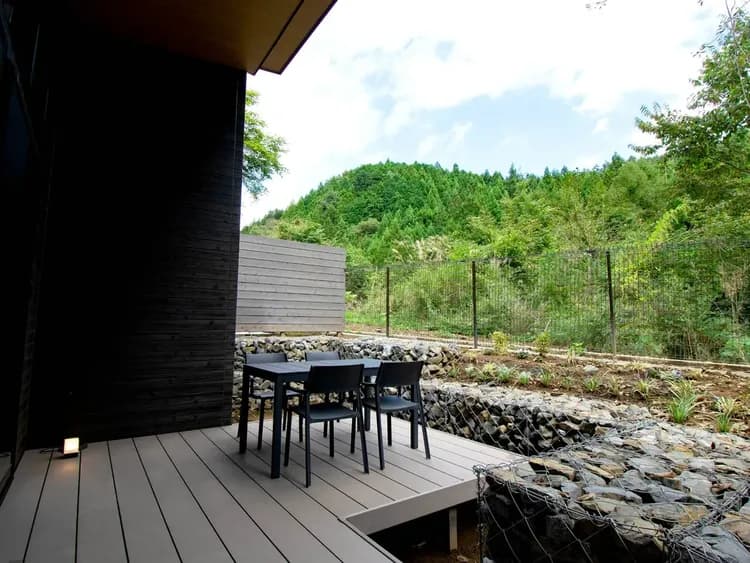 【B01 （テラス）】日光の豊かな自然を臨む屋外テラス。外気浴スペースとしてもご利用頂けます