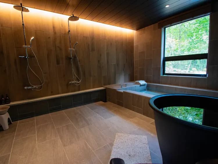 【B01,02 （バスルーム）】広々とした浴室。天然温泉と水風呂の2種類をお楽しみ頂けます