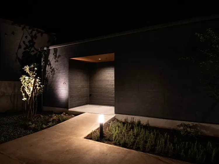 【B01,02 （外観・入口）】シックで高級感のある佇まい