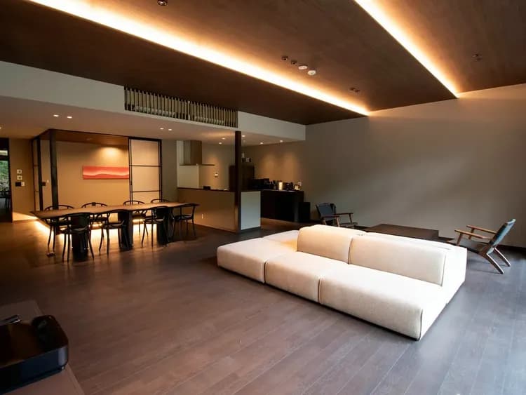 【B01,02 （リビングダイニング）】145平米と広々とした客室。シンプルで高級感のあるインテリア