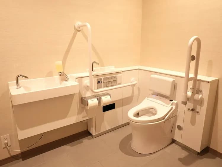 【A07 （ADA／トイレ）】ユニバーサルデザインのトイレ。車いすでも安心してご利用頂けます