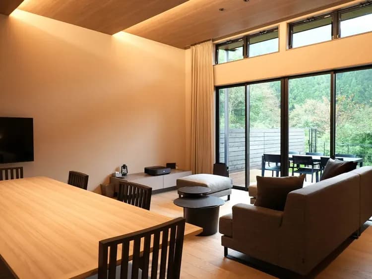 【A07 （ADA／リビングダイニング）】窓の外には、日光の豊かな自然の風景が広がります