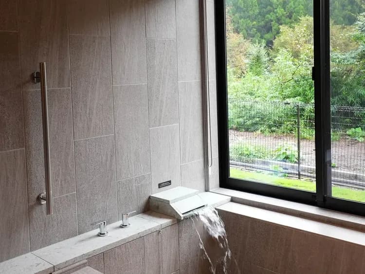 【A07 （ADA／バスルーム）】手すり付きの浴室。安全にお風呂をお楽しみ頂けます