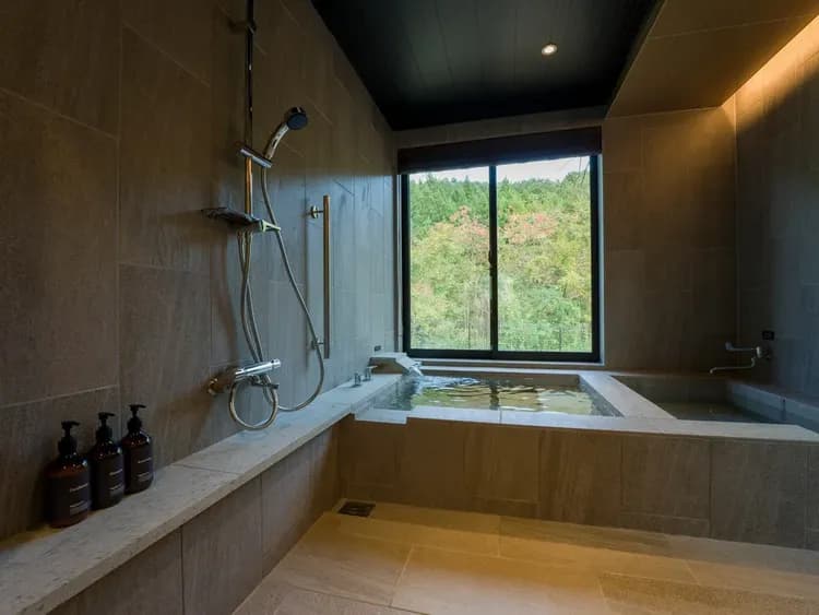 【A07（ADA/浴室）】広々とした浴室。手すりを設置しており、安全にお楽しみ頂けます。