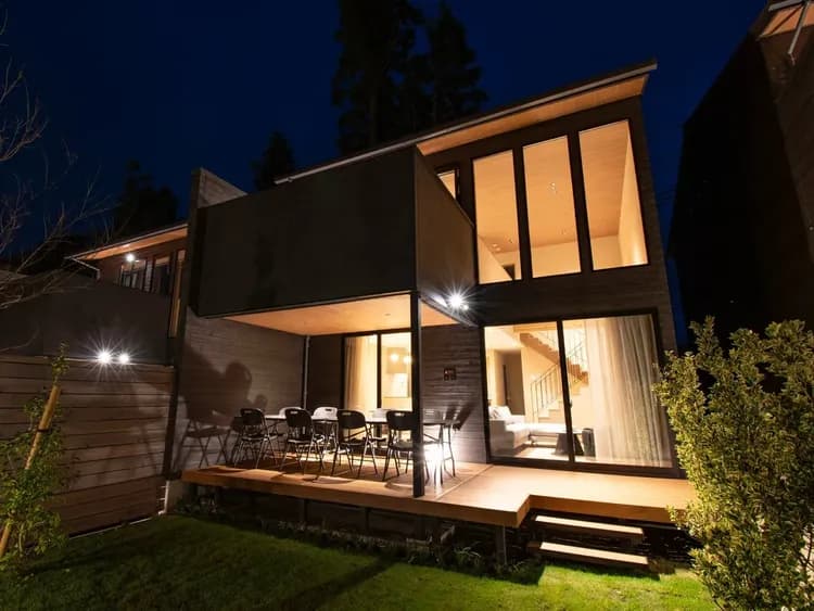 【C01～10（外観・夜）】最大10名様定員のメゾネットタイプの1棟独立ヴィラです