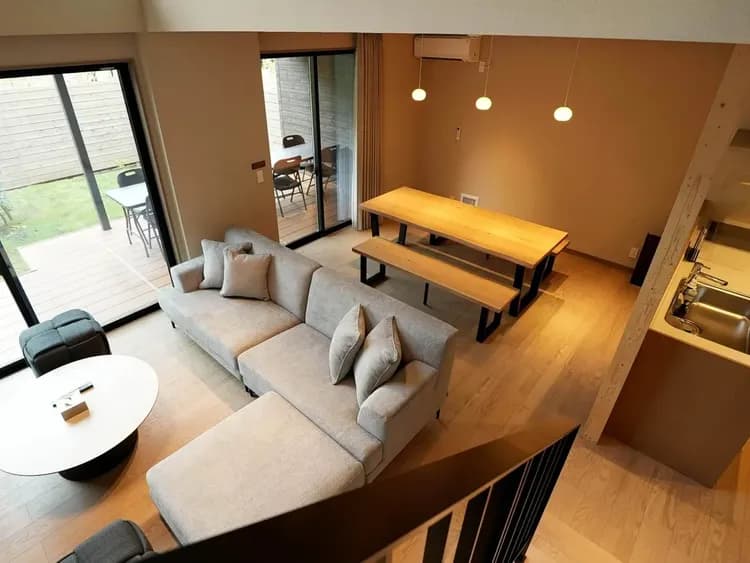 【C01～10 （リビングダイニング）】明るく広々としておりグループでのご利用に最適です