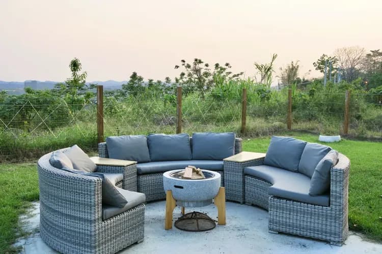 戶外沙發搭配營火烤爐，氛圍感滿滿