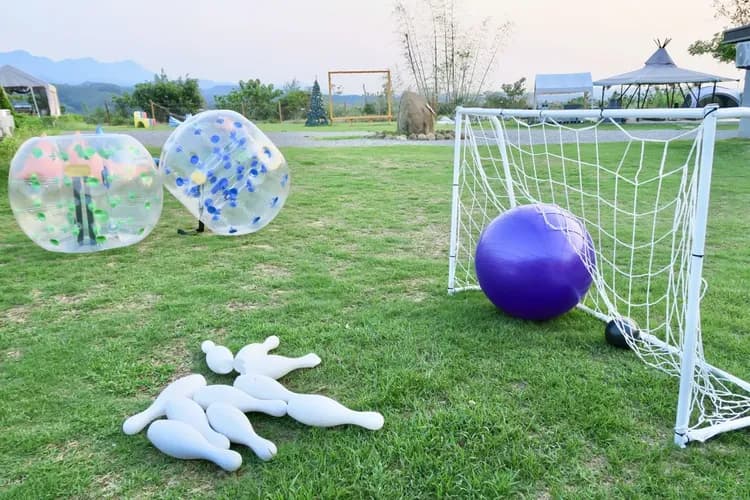 戶外提供多種遊樂設施（戲水池、沙坑等）