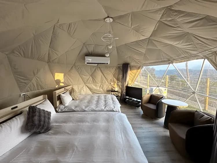 帳內舒適寬敞，大面積落地窗欣賞戶外美景