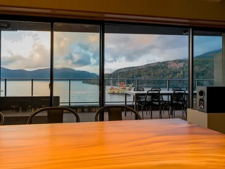 【ペット可/501リビングルーム】リビングからは芦ノ湖を通る海賊船もみられます