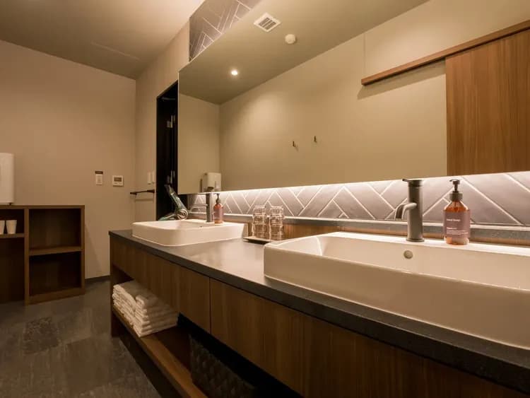 【洗面台】ゆとりある脱衣スペースには使い勝手のよい2口洗面ボウル。