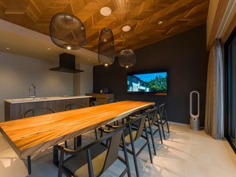 【ペット可/501リビングルーム】大きなダイニングテーブルを囲み家族・友達と団らんのひと時を