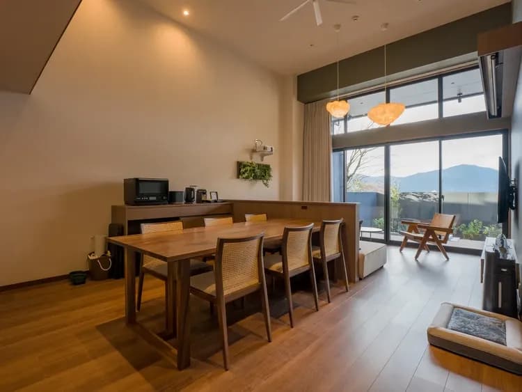 【ペット可/リビングルーム】ペットケアグッズ完備でワンちゃんも快適に過ごせます