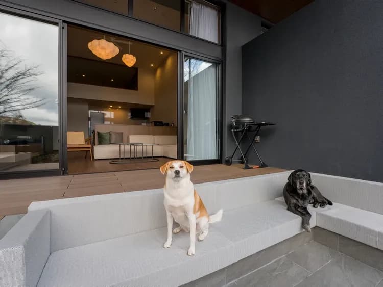 【ペット可/テラス】テラスにはワンちゃんも利用可能な屋外ソファを設置