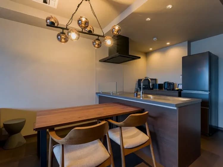 【キッチンダイニング】全室キッチン付き。本格料理もお楽しみいただけます。