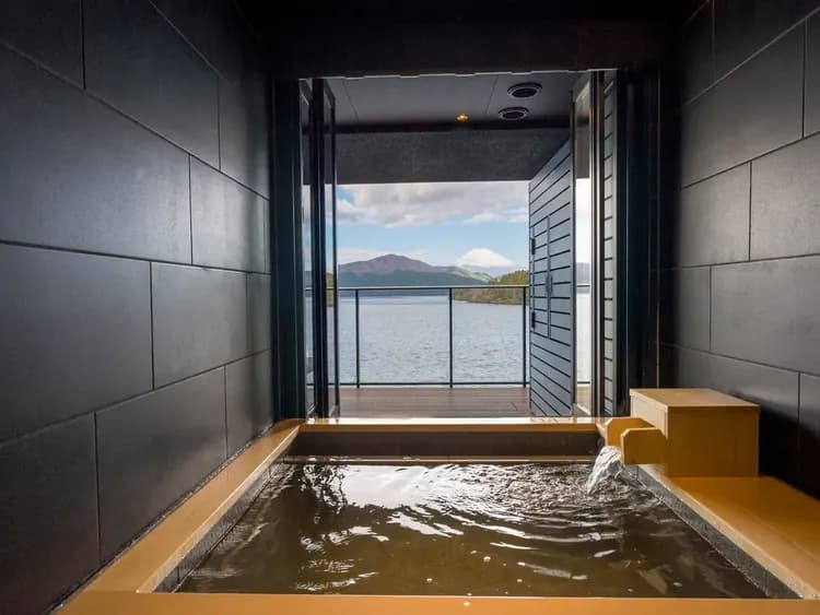 【浴室】開放的な天然温泉のお風呂