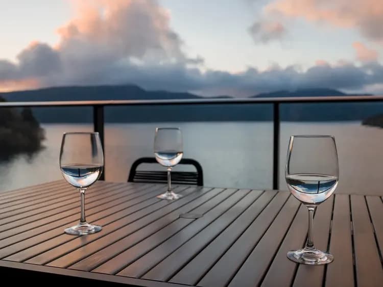 【テラス】表情豊かな湖畔の美景を満喫