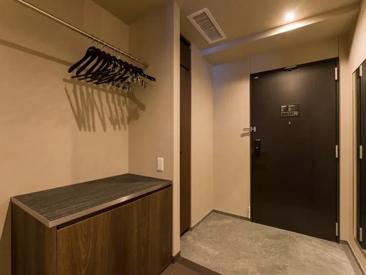 【部屋入口）】キャリーケースも置ける広め設計の入口