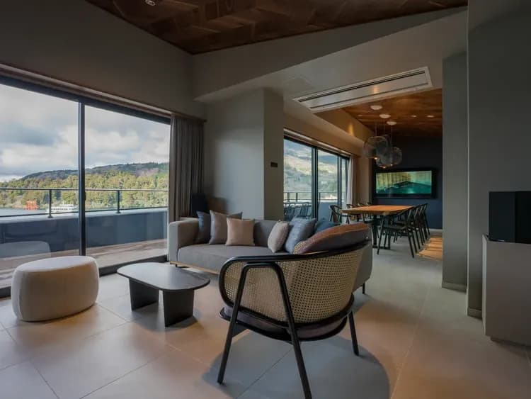 【リビングルーム】美景が一望できる、広々としてリビングダイニングスペース