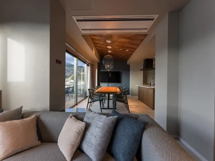 【リビングルーム】自然と調和した落ち着いた雰囲気の室内