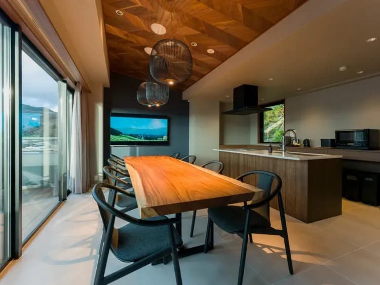 【ダイニング・キッチン】117㎡の広々設計で、グループ利用でも快適